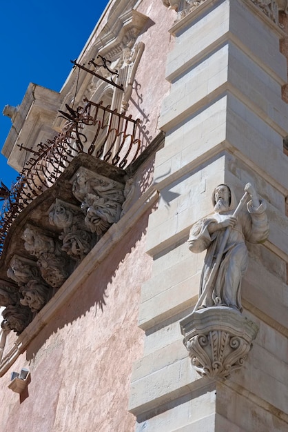 Itália, Sicília, Ragusa Ibla, fachada barroca do edifício, estátua religiosa