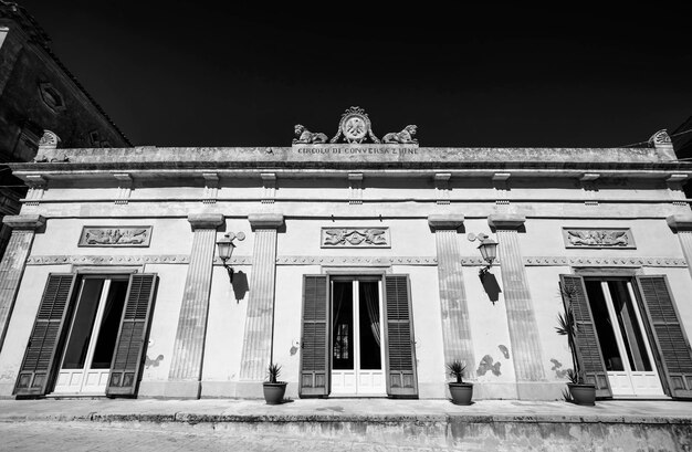 Foto italia, sicilia, ragusa ibla, la fachada barroca de un edificio privado