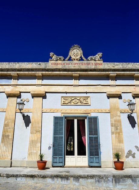 Foto italia, sicilia, ragusa ibla, la fachada barroca de un edificio privado