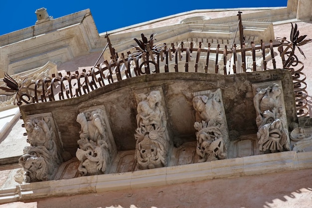 Itália, Sicília, Ragusa Ibla, fachada de construção barroca e varanda