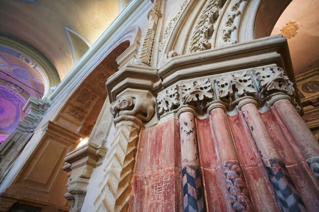 Italia, Sicilia, Ragusa, interiores de iglesias barrocas, arco y columna decorados