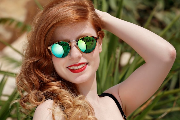 Itália, Sicília, retrato de uma bela garota com óculos de sol