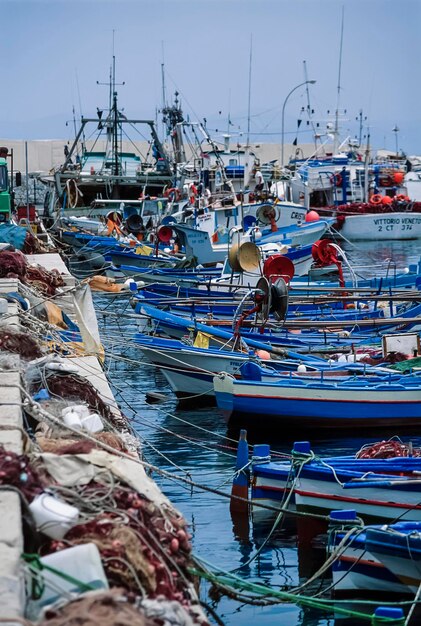 Italia Sicilia San Vito Lo Capo Trapani provincia barcos pesqueros de madera en el puerto ESCANEO DE PELÍCULA