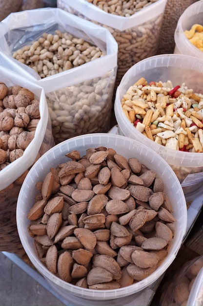 Italia, Sicilia, Scicli (provincia de Ragusa), almendras y nueces para la venta en un mercado local