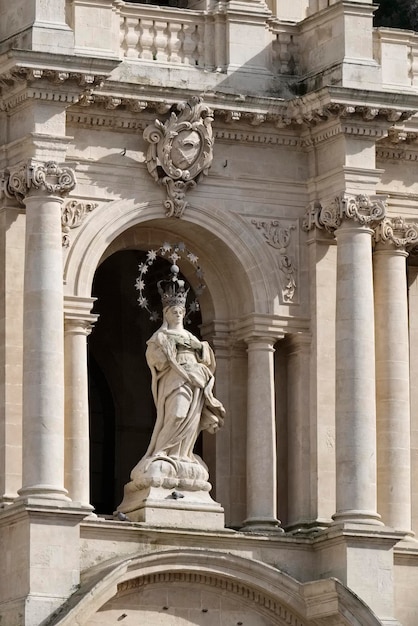 Italia, Sicilia, Scicli (provincia de Ragusa), fachada barroca de la iglesia de San Bartolomé (1500 a.C.)