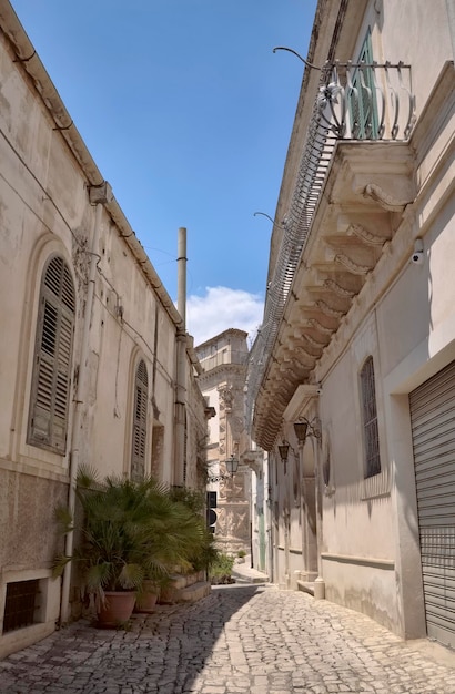 Italia, Sicilia, Scicli (provincia de Ragusa), viejos edificios barrocos y la fachada barroca del Palacio Beneventano en el fondo