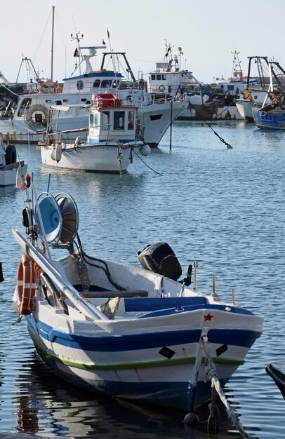 Italia, Sicilia, Scoglitti (provincia de Ragusa); 22 de febrero de 2017, barcos de pesca de madera sicilianos en el puerto - EDITORIAL