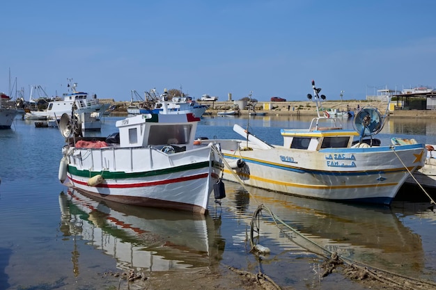 Italia, Sicilia, Scoglitti (provincia de Ragusa), barcos pesqueros de madera sicilianos en el puerto