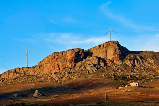 ITALIA Sicilia Sicani monta turbinas de energía eólica