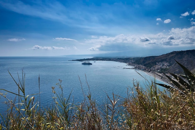 Italia Sicilia Taormina vista de la costa oriental de Sicilia y la bahía de Giardini Naxox con un crucero