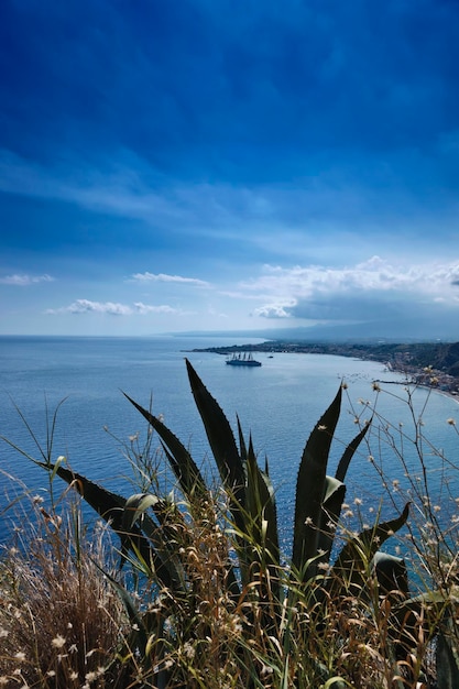 Italia Sicilia Taormina vista de la costa oriental de Sicilia y la bahía de Giardini Naxox