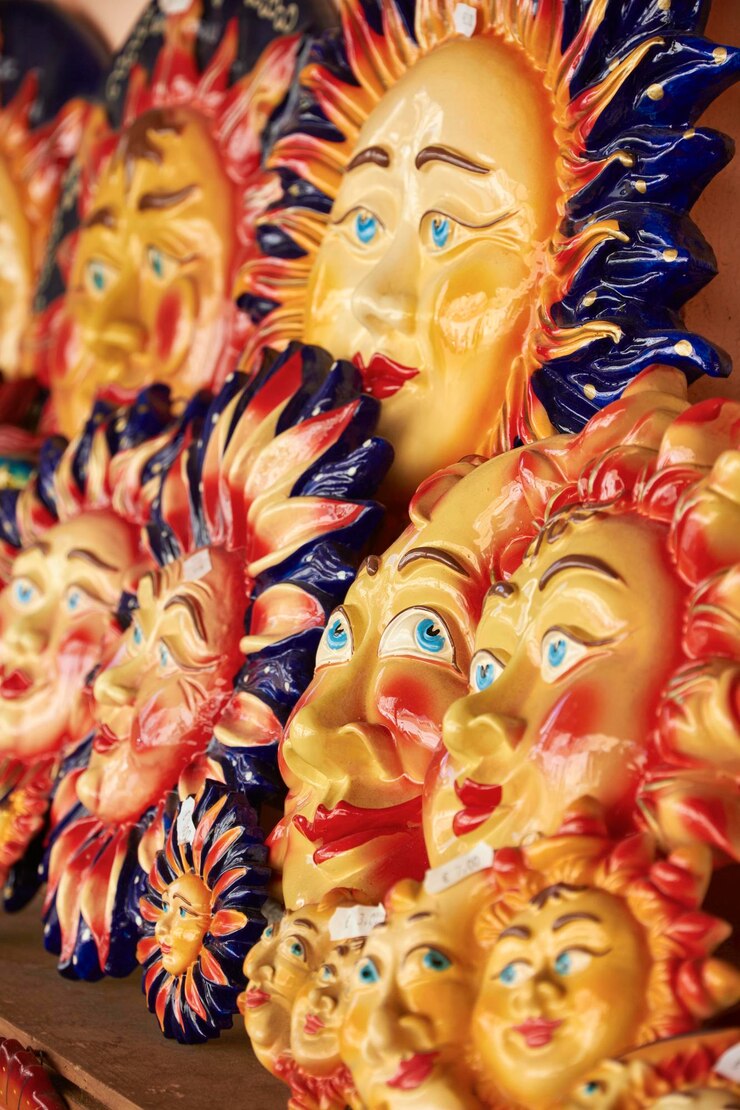 Foto italia, sicilia, tindari, aparatos sicilianos y placas solares decorativas para la venta en una tienda turística cerca del santuario de santa maría