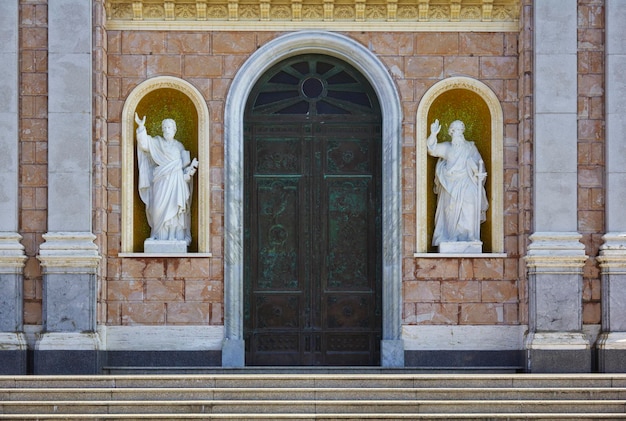 Italia, Sicilia, Tindari, estatuas de mármol en la parte delantera del Santuario de Santa María