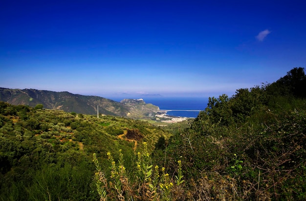 Itália, Sicília, Tindari, vista do campo e das Ilhas Eólias ao fundo