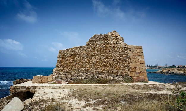 Itália, Sicília, Torre di Mezzo (província de Ragusa), mar Mediterrâneo, litoral sudeste da Sicília, antiga torre Saracin