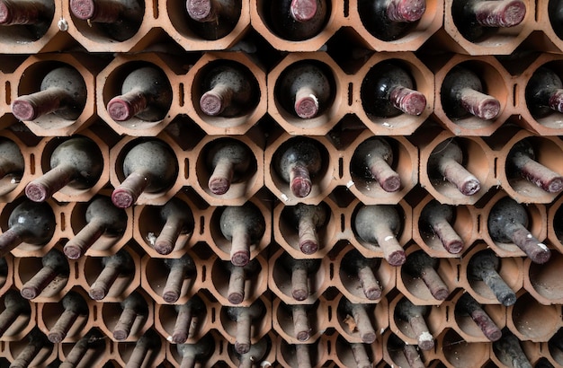 Italia Sicilia viejas botellas de vino tinto envejecidas en una bodega