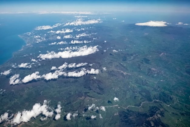 Itália, Sicília, vista aérea do campo siciliano e vulcão Etna