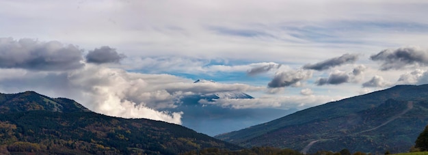 Italia Sicilia vista panorámica del volcán Etna desde las montañas Nebrodi