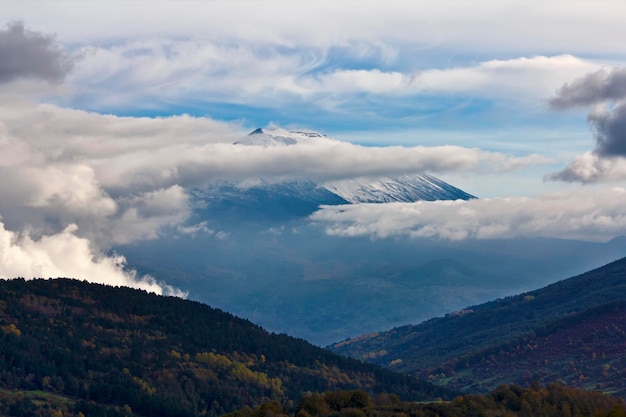 Italia Sicilia vista del volcán Etna desde las montañas Nebrodi