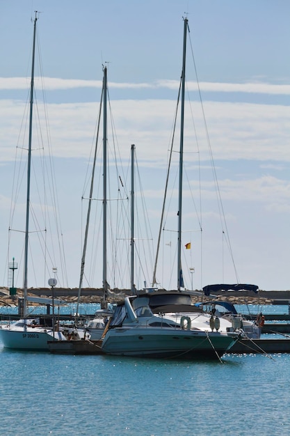 Italia, Siciliy, mar Mediterráneo, Marina di Ragusa, vista de yates de lujo en el puerto deportivo