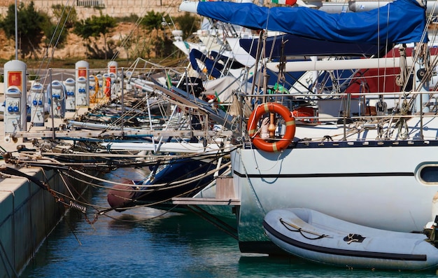 Italia, Siciliy, mar Mediterráneo, Marina di Ragusa, vista de yates de lujo en el puerto deportivo