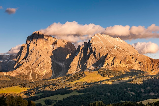 Italia, Tirol del Sur, Seiser Alm, Langkofel y Plattkofel