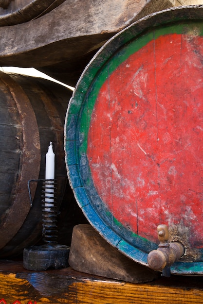 Itália - torneira velha em um barril de vinho Barbera, região de Piemonte