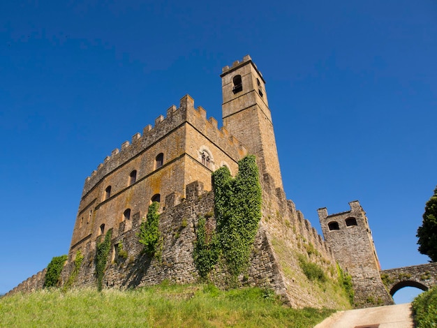 Italia Toscana Arezzo el pueblo de Poppi el castillo de conti guidi