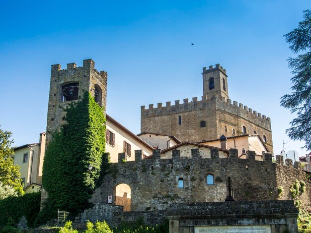 Foto italia toscana arezzo el pueblo de poppi el castillo de conti guidi