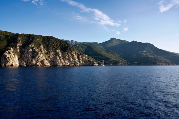 Italia Toscana Elba Island vista de la costa rocosa