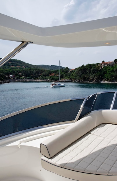 Foto italia toscana elba island vista de la costa desde un yate de lujo azimut 75' flybridge