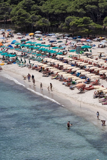 Itália Toscana Ilha de Elba vista de uma praia lotada perto de Porto Azzurro