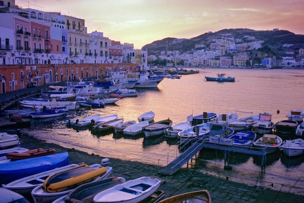 Itália, Toscana, Ilha de Ponza, vista panorâmica do porto ao pôr do sol (FILM SCAN)