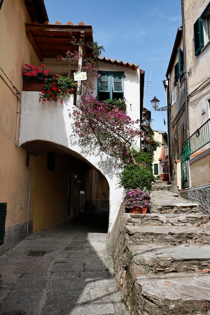 Italia Toscana Isla de Elba Porto Azzurro una calle en la parte antigua de la ciudad