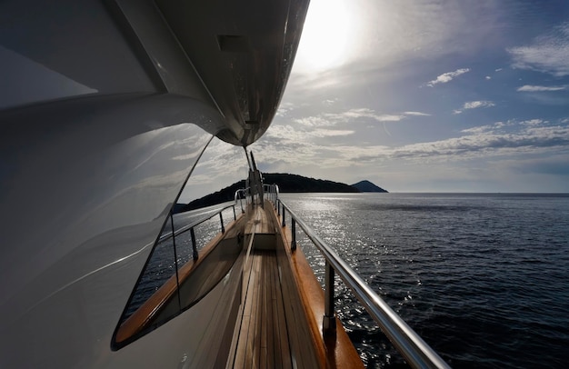 Italia Toscana Isla de Elba vista de la costa desde un yate de lujo Azimut 75'