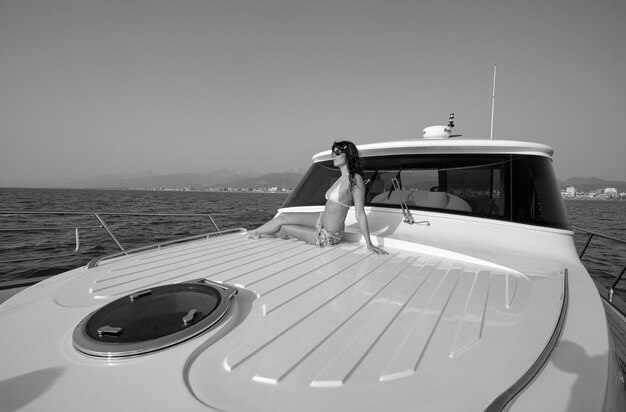 Foto itália, toscana, viareggio, 12 de março de 2007, newport 46 abati yachts iate de luxo, menina relaxando a bordo - editorial