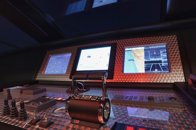 Itália, Toscana, Viareggio, Tecnomar Velvet 100' iate de luxo, console de condução