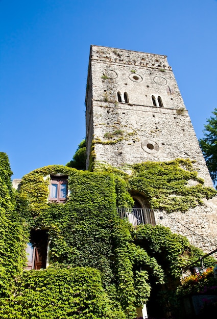 Itália - um castelo da Idade Média coberto por hera