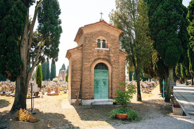 Foto italia venecia septiembre 2021 arquitectura dentro del cementerio de san miguel venecia