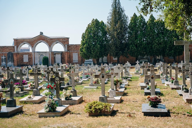 Foto italia venecia septiembre 2021 arquitectura dentro del cementerio de san miguel venecia