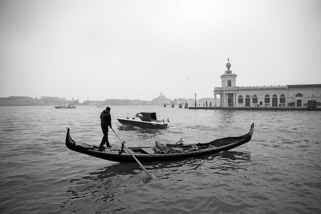 Itália Veneza 24022017 Foto preto e branco com rio e atrações da gôndola