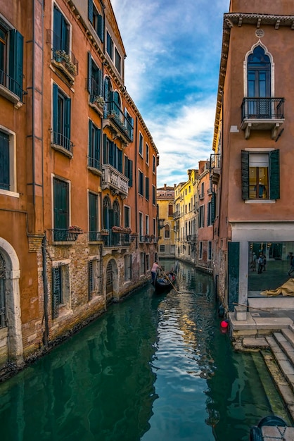 Itália. Veneza. Canal veneziano ao pôr do sol