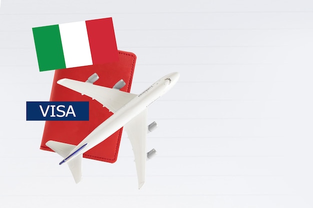 Italia Visa y pasaporte con avión y bandera sobre fondo blanco con espacio de copia