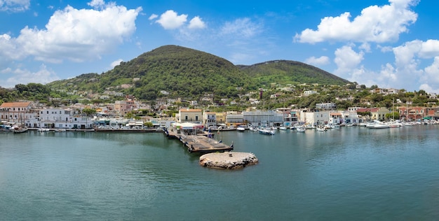 Itália vista panorâmica do belo destino turístico Ischia Island perto de Nápoles