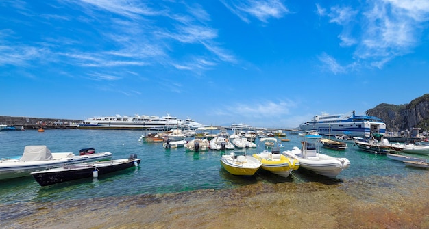 Itália vistas panorâmicas de iates e balsas da Baía de Capri Island Ships no porto de Capri