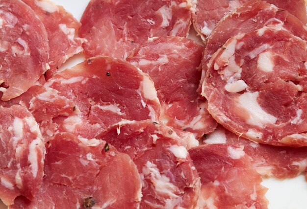 Italien, Essen - italienische Schweinefleischsalami in Scheiben geschnitten
