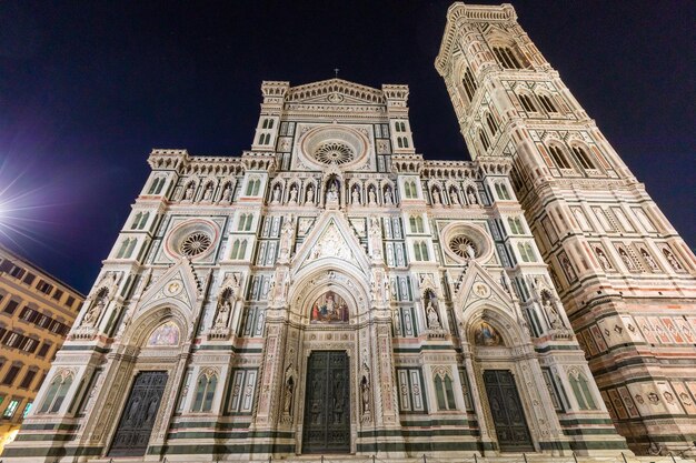 Italien Florenz bei Nacht Die beleuchtete Architektur des Äußeren der Kathedrale