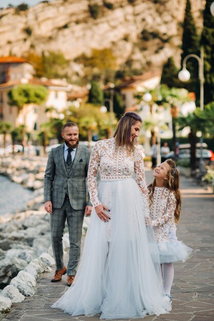 Italien, Gardasee. Schöne Familie am Ufer des Gardasees in Italien am Fuße der Alpen. Vater, Mutter und Tochter in Italien.