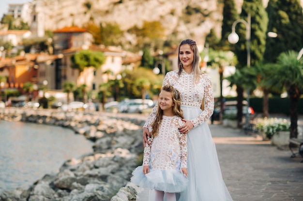 Italien, Gardasee.Stylische Mutter und Tochter am Ufer des Gardasees in Italien am Fuße der Alpen. Mutter und Tochter in Italien.