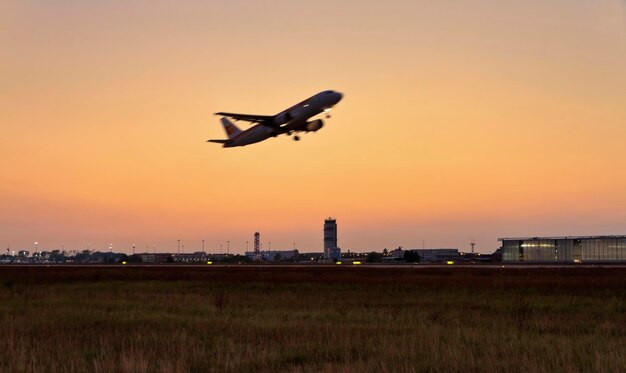 Italien Internationaler Flughafen Venedig und ein Flugzeug beim Start bei Sonnenuntergang